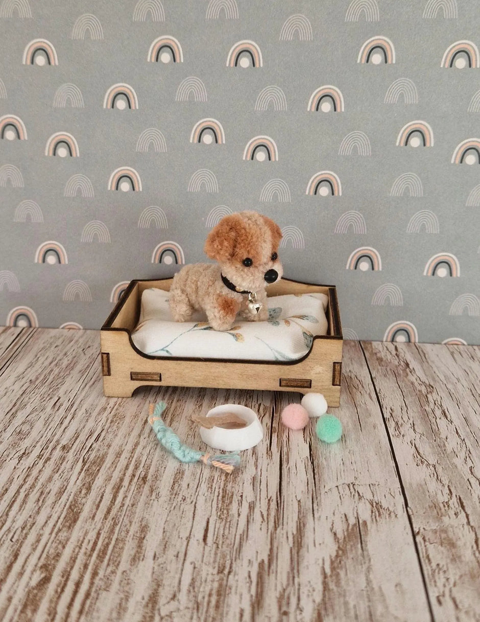 Miniatur-Hundebett mit kleinem Plüschhund – Puppenhaustiere, Miniatur-Hundezubehör