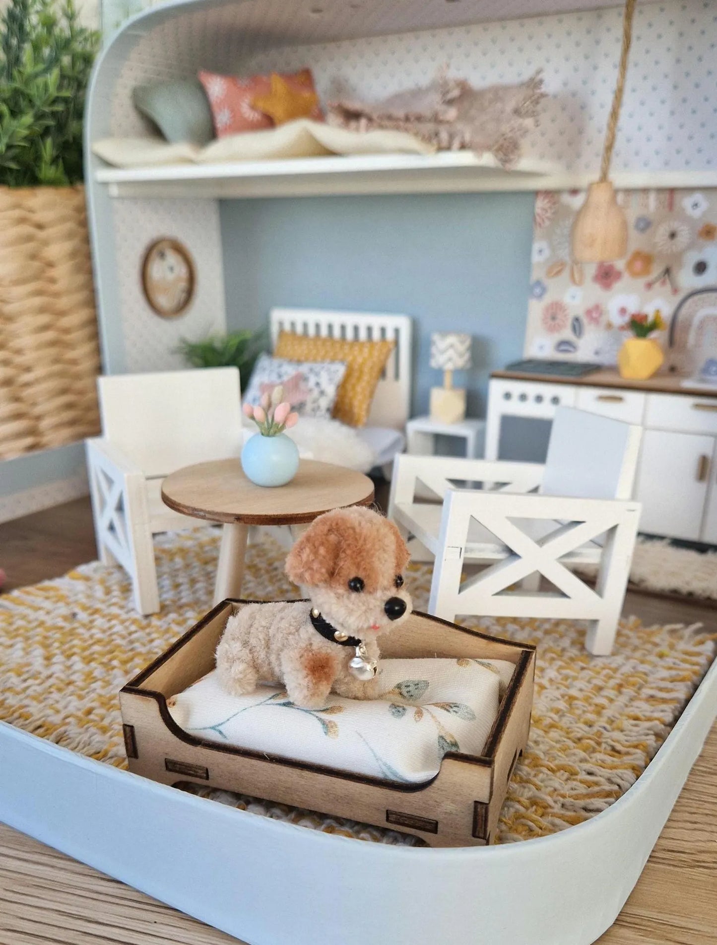 Miniatur-Hundebett mit kleinem Plüschhund – Puppenhaustiere, Miniatur-Hundezubehör