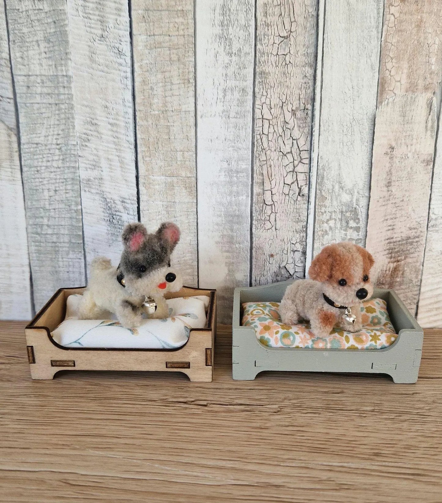 Miniatur-Hundebett mit kleinem Plüschhund – Puppenhaustiere, Miniatur-Hundezubehör