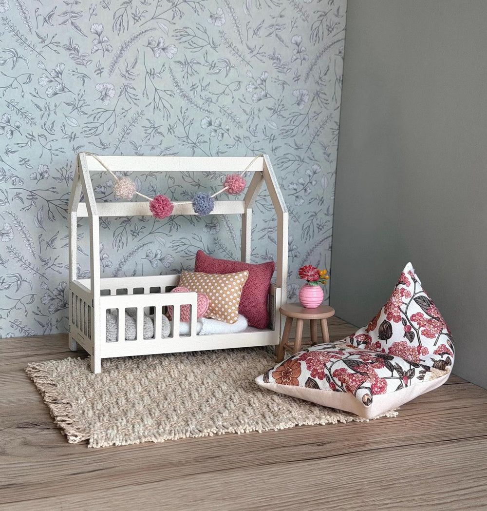 Puppenhaus-Kinderzimmer im Maßstab 1:12 mit weißem Hausbett, Pompon-Girlande, geblümtem Sitzsack und gewebtem Teppich