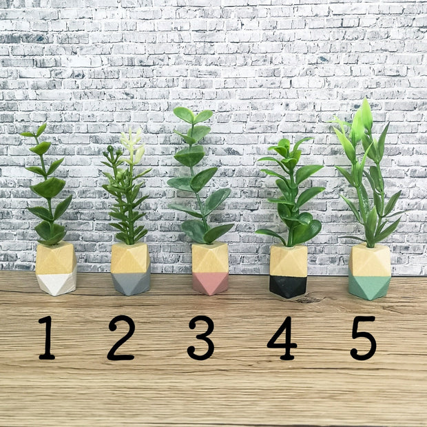 Moderne Miniaturpflanze im Holztopf, Puppenhausdekoration, Miniaturaccessoires