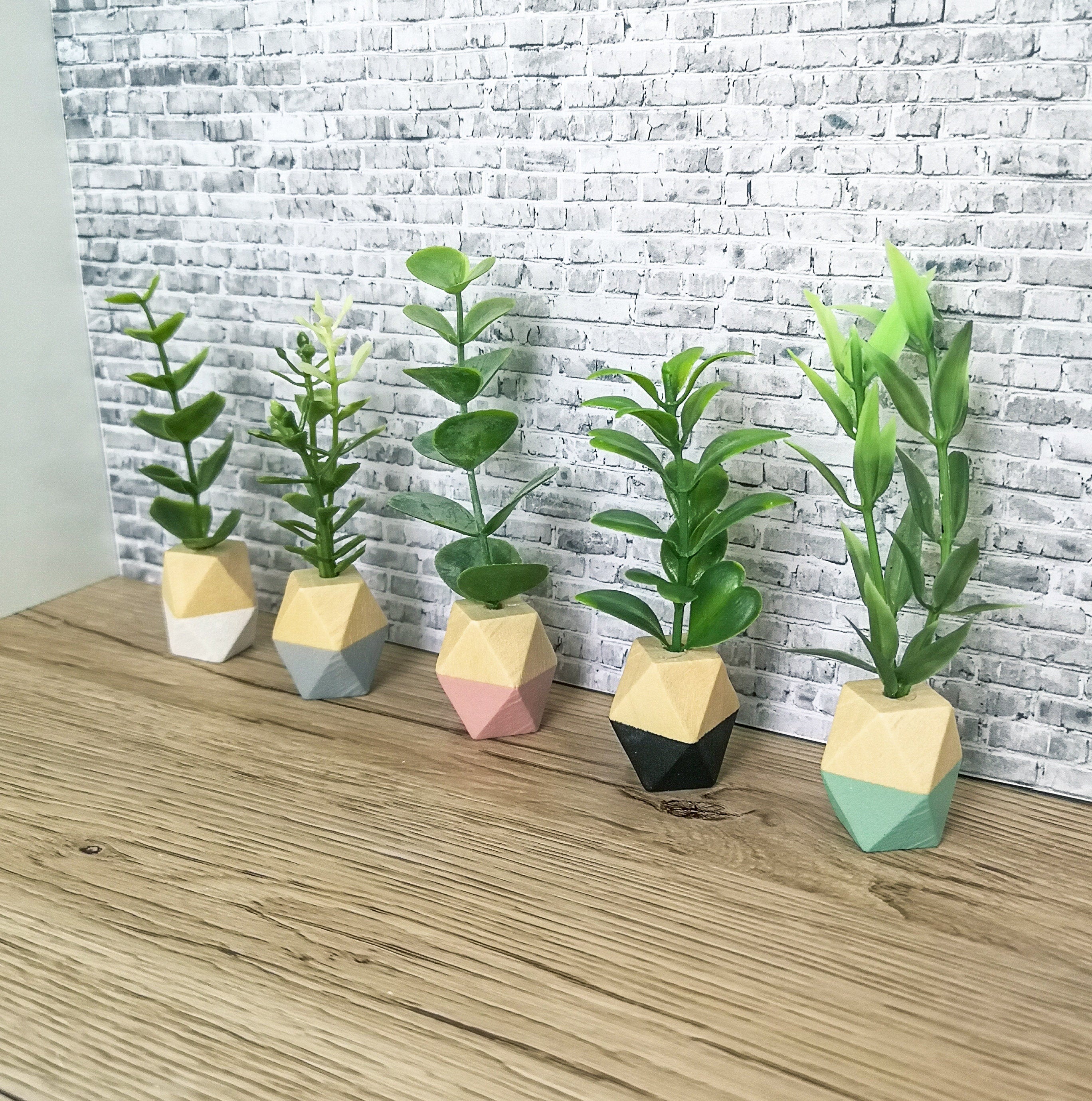 Moderne Miniaturpflanze im Holztopf, Puppenhausdekoration, Miniaturaccessoires