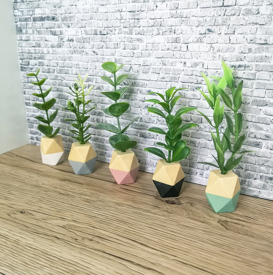 Moderne Miniaturpflanze im Holztopf, Puppenhausdekoration, Miniaturaccessoires