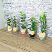 Moderne Miniaturpflanze im Holztopf, Puppenhausdekoration, Miniaturaccessoires