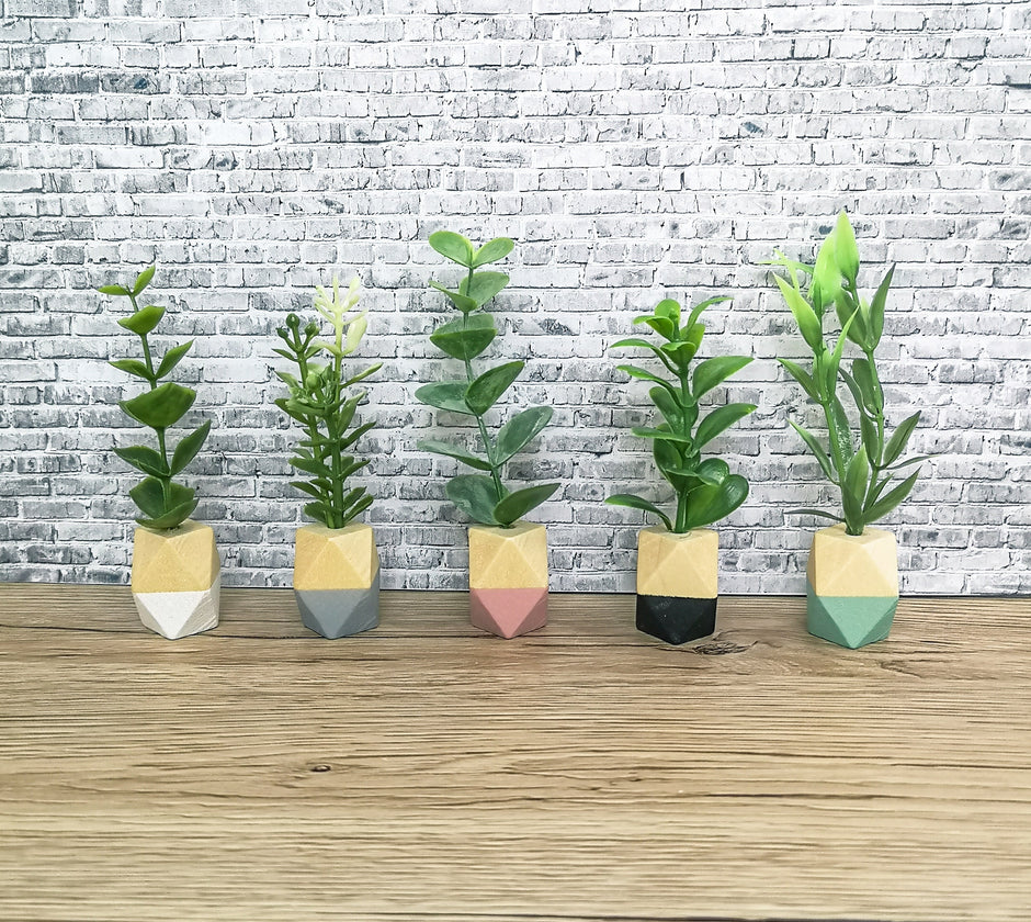 Moderne Miniaturpflanze im Holztopf, Puppenhausdekoration, Miniaturaccessoires