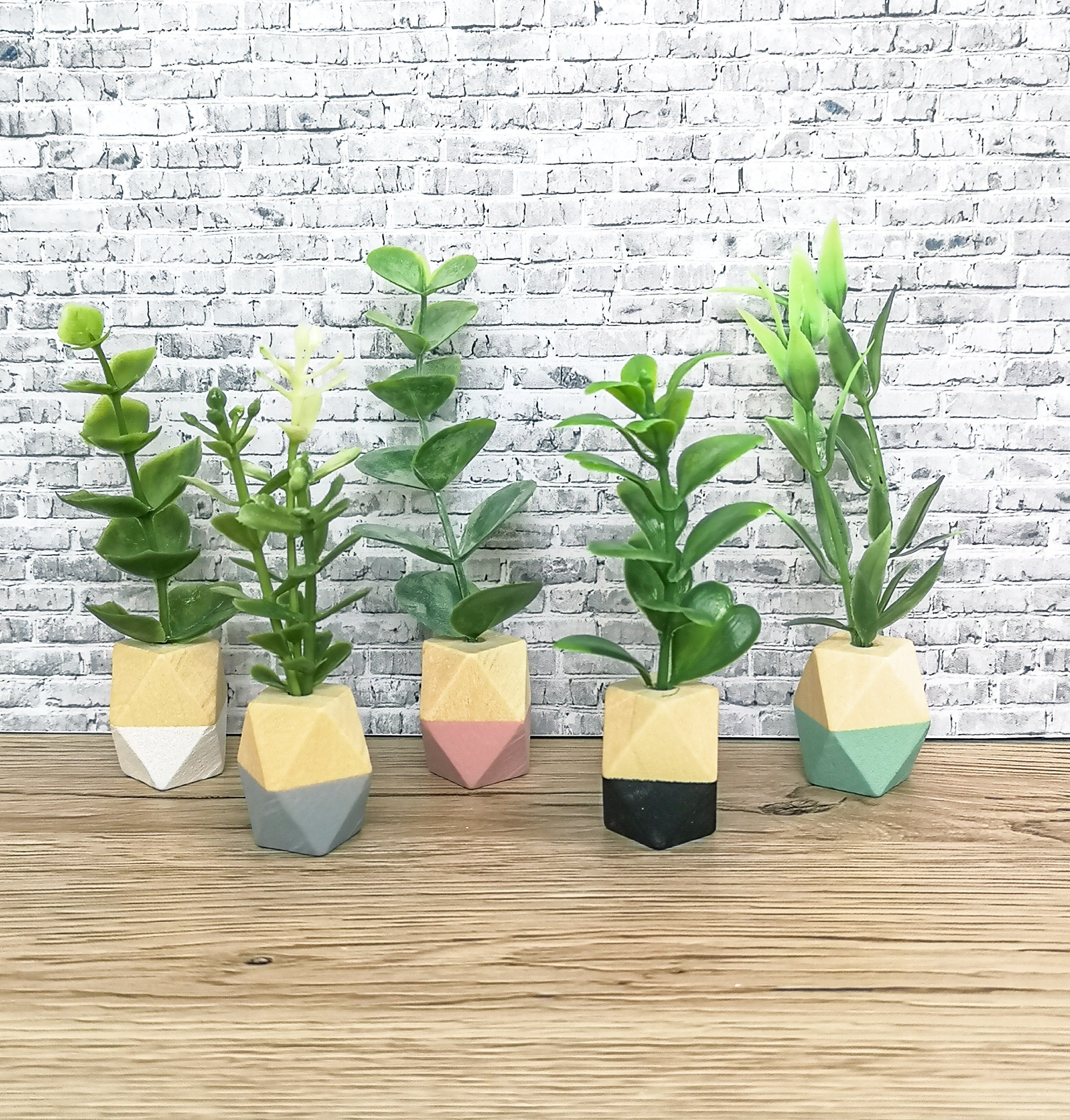 Moderne Miniaturpflanze im Holztopf, Puppenhausdekoration, Miniaturaccessoires