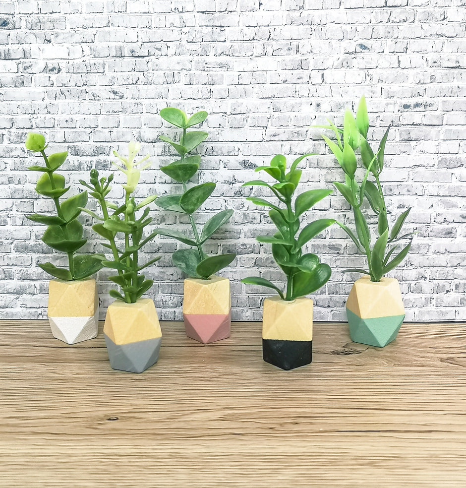 Moderne Miniaturpflanze im Holztopf, Puppenhausdekoration, Miniaturaccessoires