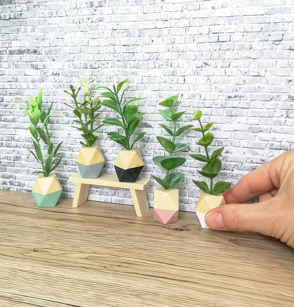 Moderne Miniaturpflanze im Holztopf, Puppenhausdekoration, Miniaturaccessoires
