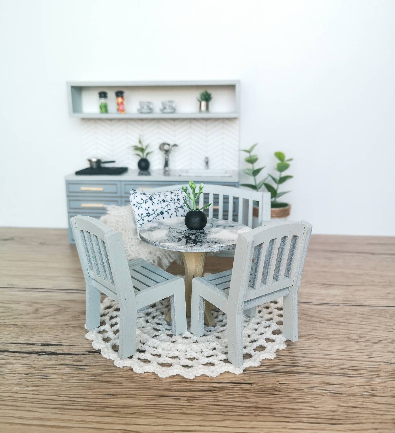 Miniatur-Essgruppe im Maßstab 1:12, Monochrome Eleganz, moderne Miniatur-Puppenhausmöbel (perfekt für Ikea-Puppenhäuser)