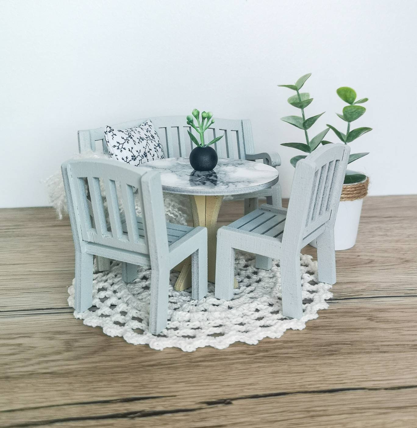 Miniatur-Essgruppe im Maßstab 1:12, Monochrome Eleganz, moderne Miniatur-Puppenhausmöbel (perfekt für Ikea-Puppenhäuser)