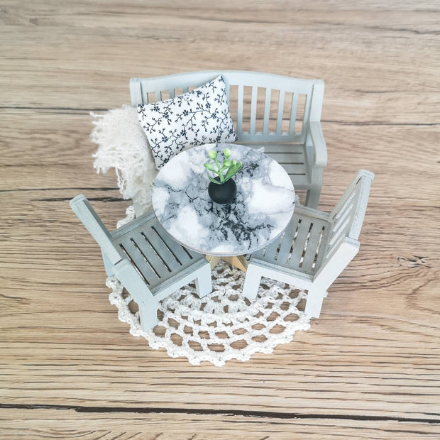 Miniatur-Essgruppe im Maßstab 1:12, Monochrome Eleganz, moderne Miniatur-Puppenhausmöbel (perfekt für Ikea-Puppenhäuser)