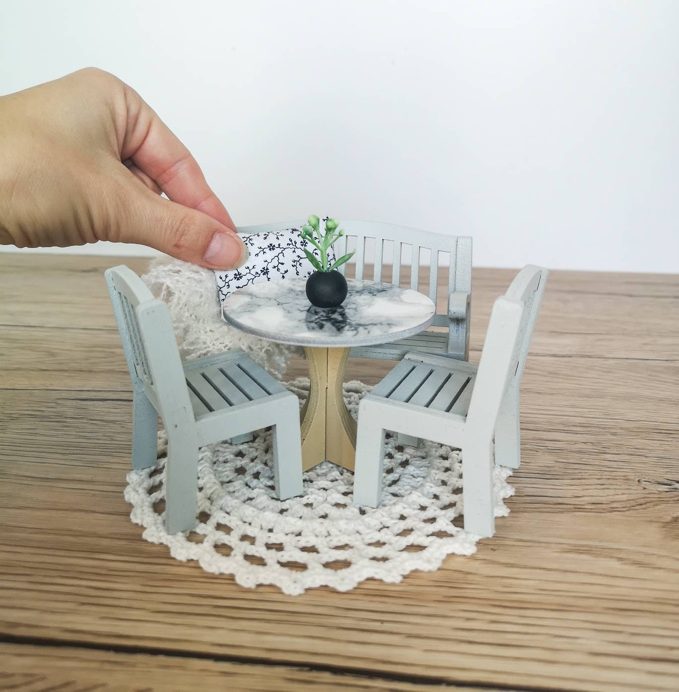Miniatur-Essgruppe im Maßstab 1:12, Monochrome Eleganz, moderne Miniatur-Puppenhausmöbel (perfekt für Ikea-Puppenhäuser)