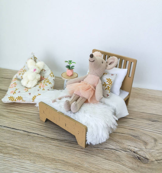 Dolhouse Miniatur-Kinderzimmermöbel im Maßstab 1:12, Soft Latte & Peach Set, Miniaturbett, Sitzsack (perfekt für die Maus Maileg)