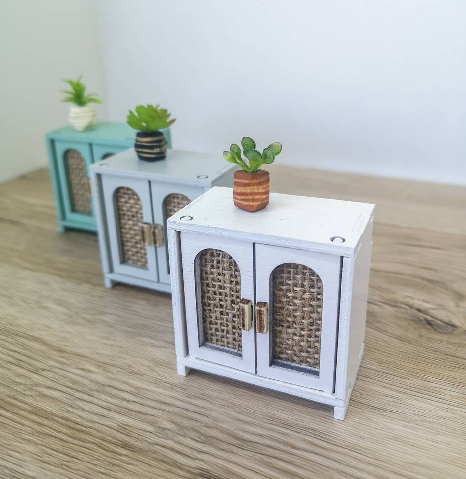 Puppenhaus-Schrank aus der Mitte des 20. Jahrhunderts, Miniatur-Sideboard, moderne Miniatur-Maileg-Mäusemöbel, Maßstab 1:12
