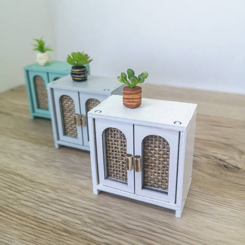 Puppenhaus-Schrank aus der Mitte des 20. Jahrhunderts, Miniatur-Sideboard, moderne Miniatur-Maileg-Mäusemöbel, Maßstab 1:12