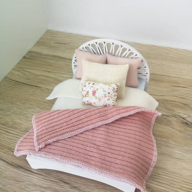 Doppelbett für Puppenhäuser im Maßstab 1:12, Restful Bliss, Miniaturmöbel-Set (perfekt für Ikea-Puppenhäuser)