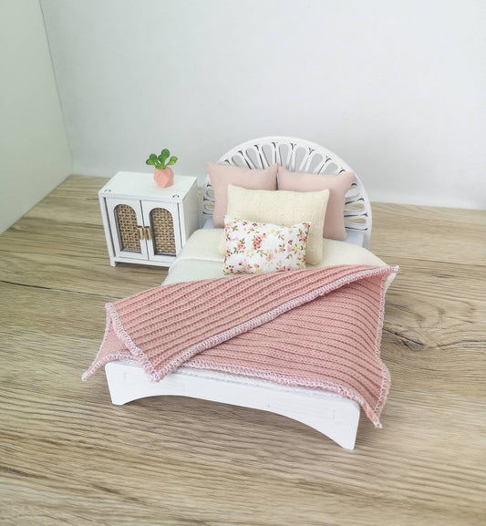 Doppelbett für Puppenhäuser im Maßstab 1:12, Restful Bliss, Miniaturmöbel-Set (perfekt für Ikea-Puppenhäuser)