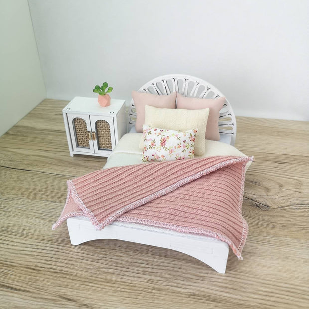 Doppelbett für Puppenhäuser im Maßstab 1:12, Restful Bliss, Miniaturmöbel-Set (perfekt für Ikea-Puppenhäuser)