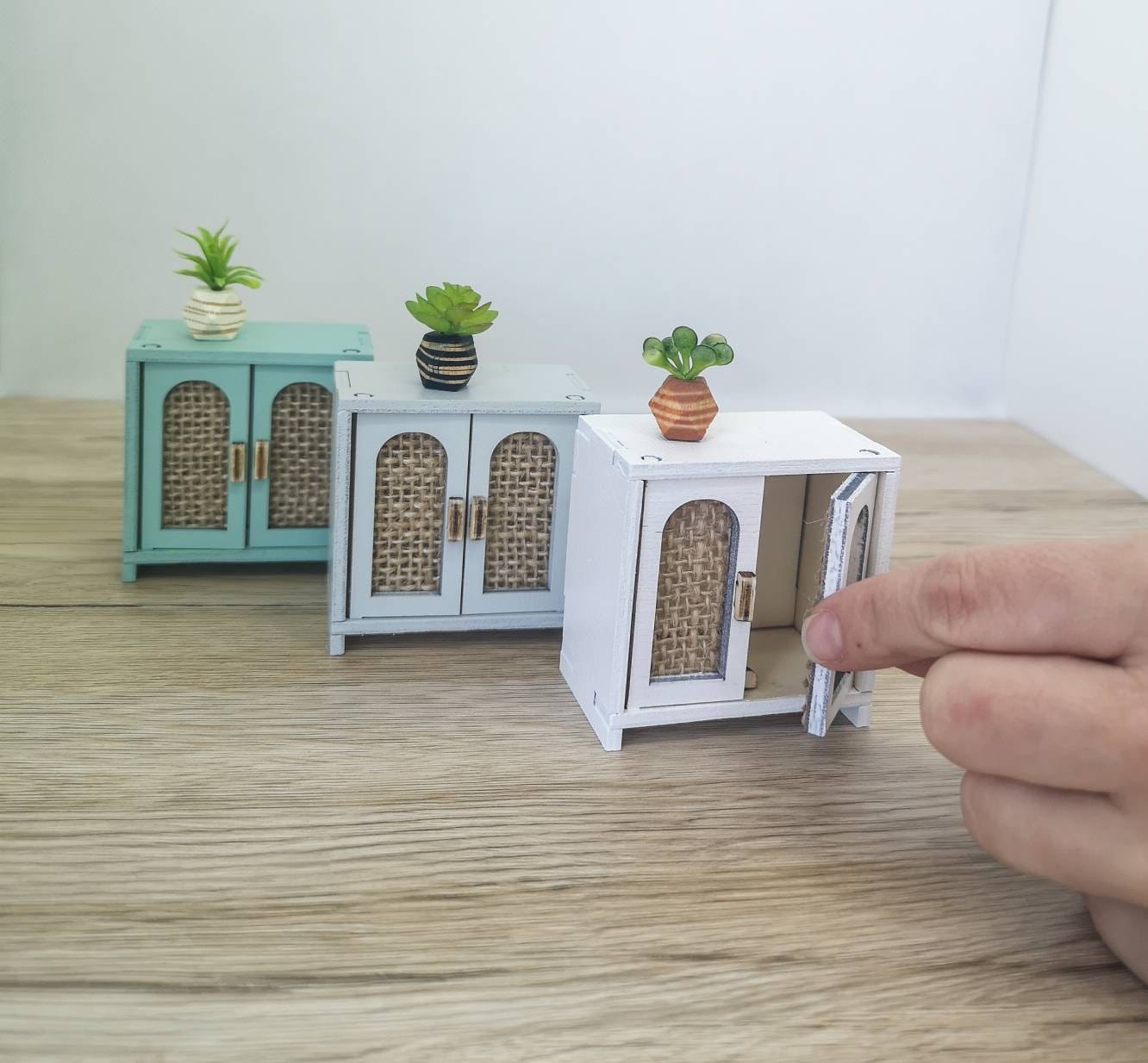 Puppenhaus-Schrank aus der Mitte des 20. Jahrhunderts, Miniatur-Sideboard, moderne Miniatur-Maileg-Mäusemöbel, Maßstab 1:12
