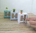 Puppenhaus-Schrank aus der Mitte des 20. Jahrhunderts, Miniatur-Sideboard, moderne Miniatur-Maileg-Mäusemöbel, Maßstab 1:12