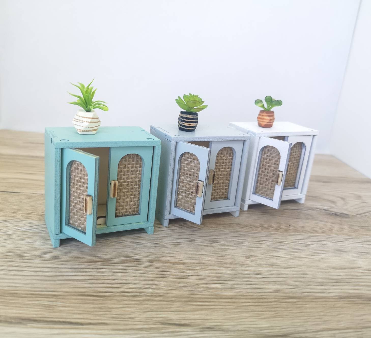Puppenhaus-Schrank aus der Mitte des 20. Jahrhunderts, Miniatur-Sideboard, moderne Miniatur-Maileg-Mäusemöbel, Maßstab 1:12