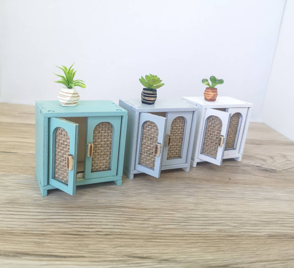 Puppenhaus-Schrank aus der Mitte des 20. Jahrhunderts, Miniatur-Sideboard, moderne Miniatur-Maileg-Mäusemöbel, Maßstab 1:12