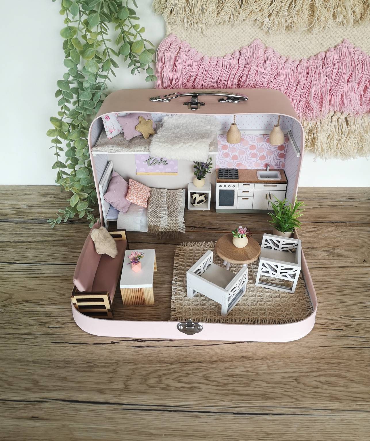 Blush Haven – Puppenhaus im mittleren Kofferformat