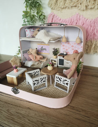 Blush Haven – Puppenhaus im mittleren Kofferformat