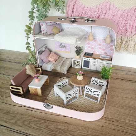 Blush Haven – Puppenhaus im mittleren Kofferformat