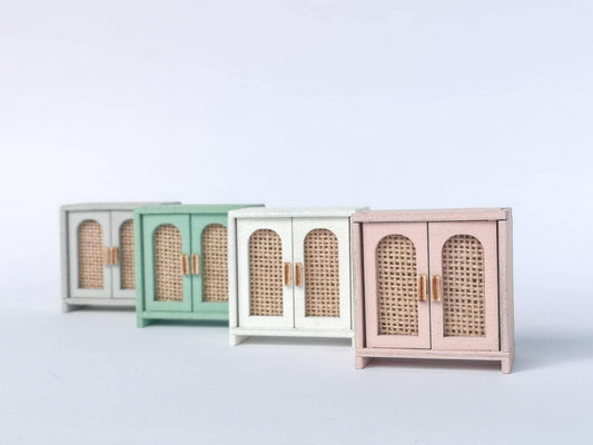 Puppenhaus-Schrank aus der Mitte des 20. Jahrhunderts, Miniatur-Sideboard, moderne Miniatur-Maileg-Mäusemöbel, Maßstab 1:12