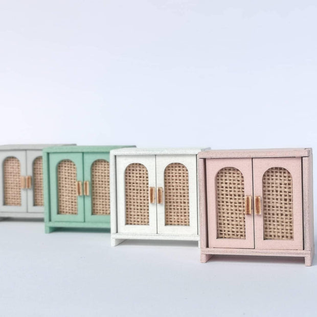 Puppenhaus-Schrank aus der Mitte des 20. Jahrhunderts, Miniatur-Sideboard, moderne Miniatur-Maileg-Mäusemöbel, Maßstab 1:12