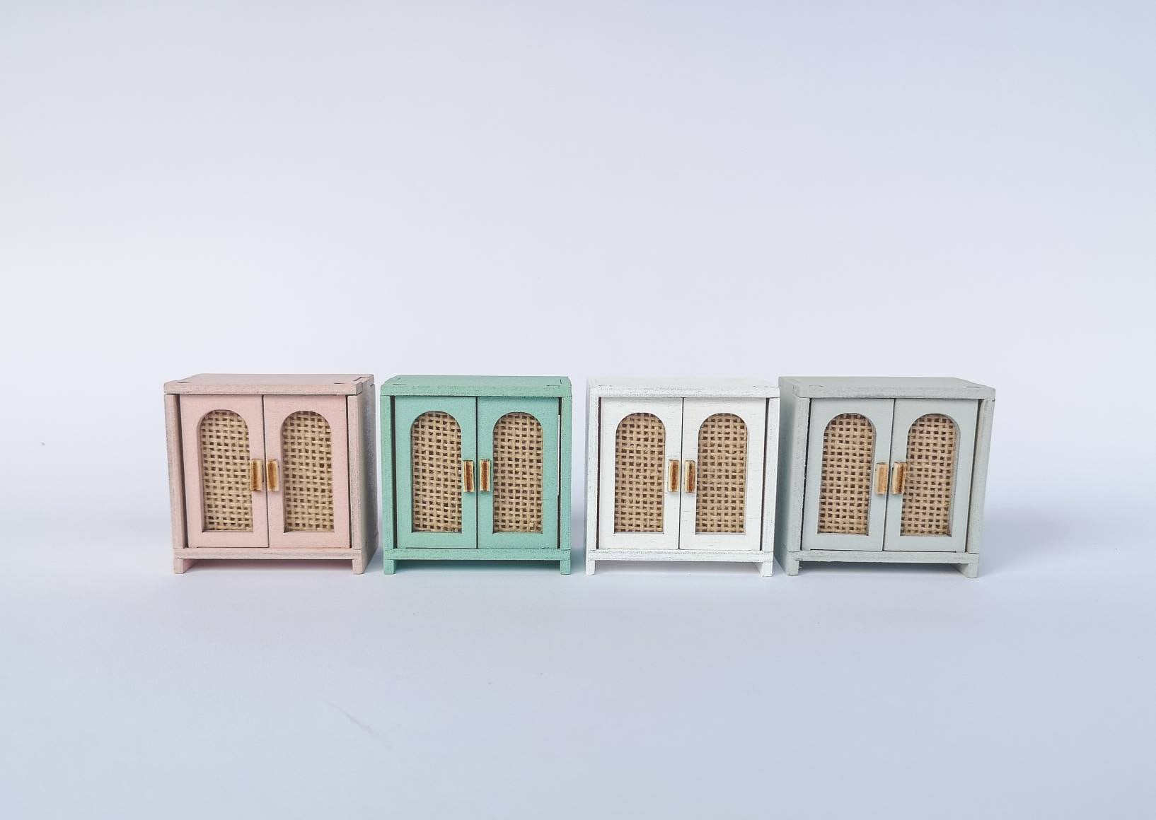 Puppenhaus-Schrank aus der Mitte des 20. Jahrhunderts, Miniatur-Sideboard, moderne Miniatur-Maileg-Mäusemöbel, Maßstab 1:12