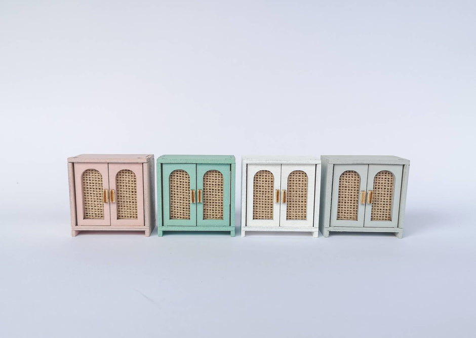 Puppenhaus-Schrank aus der Mitte des 20. Jahrhunderts, Miniatur-Sideboard, moderne Miniatur-Maileg-Mäusemöbel, Maßstab 1:12