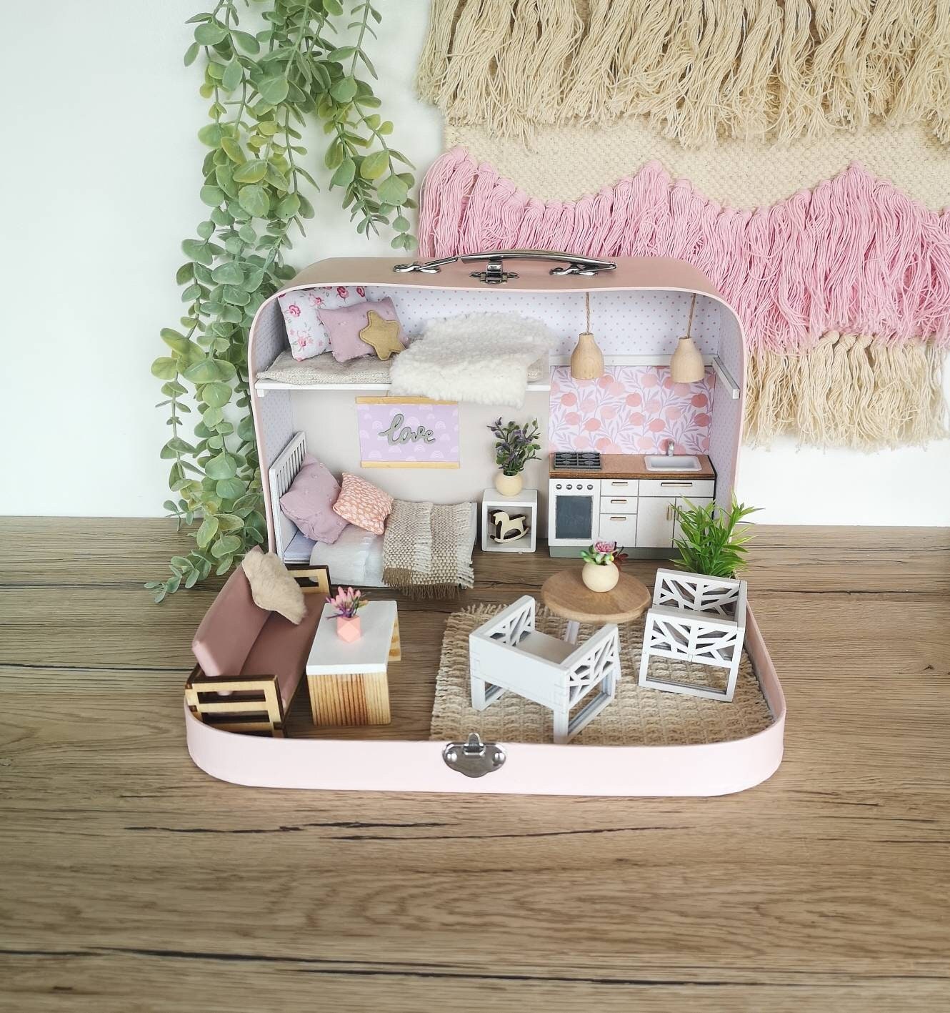 Blush Haven – Puppenhaus im mittleren Kofferformat