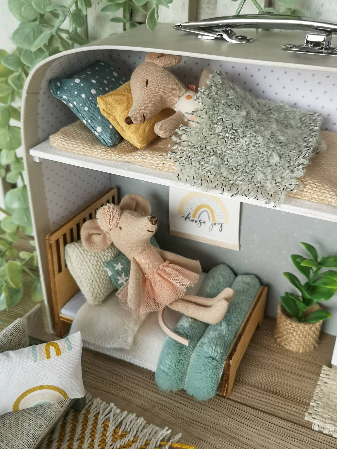 The Calm Grove – Puppenhaus im mittleren Kofferformat