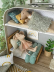 The Calm Grove – Puppenhaus im mittleren Kofferformat