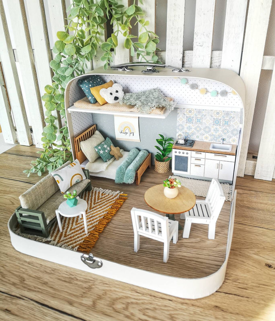 The Calm Grove – Puppenhaus im mittleren Kofferformat