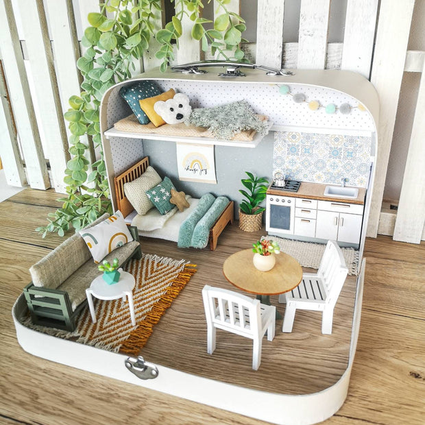 The Calm Grove – Puppenhaus im mittleren Kofferformat