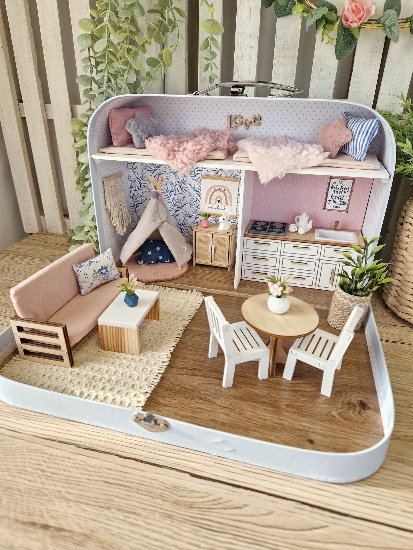 Zuckerwattenhäuschen – Großes Koffer-Puppenhaus