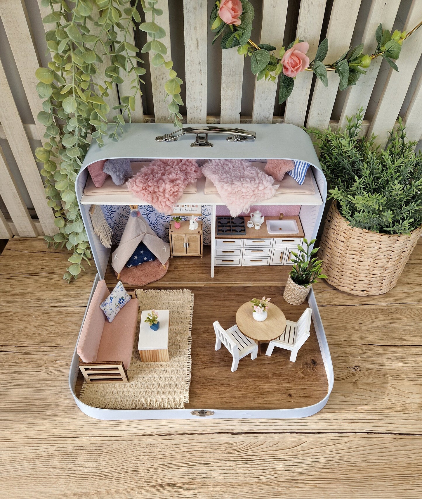 Zuckerwattenhäuschen – Großes Koffer-Puppenhaus