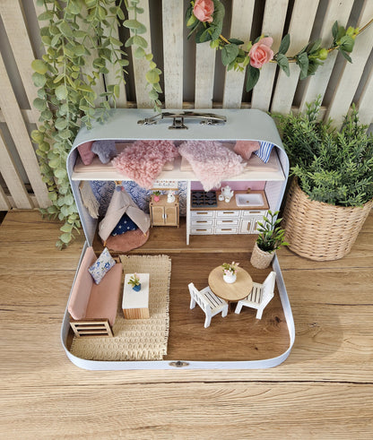 Zuckerwattenhäuschen – Großes Koffer-Puppenhaus