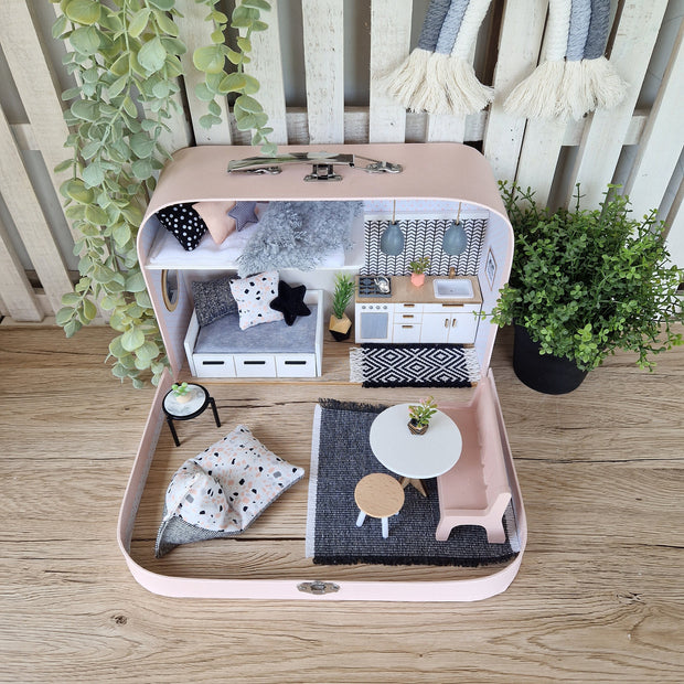 Blush Blueberry – Puppenhaus mit mittelgroßem Koffer