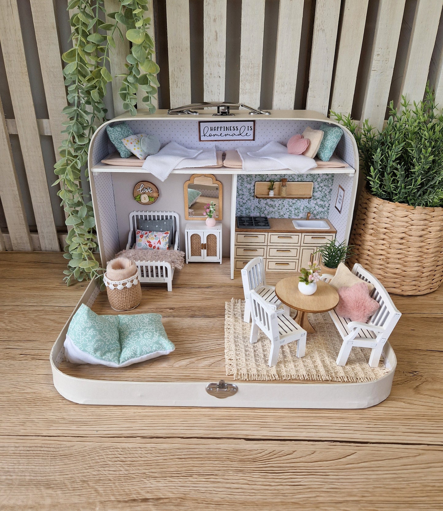 Pastellfarbenes Spielhaus – Großes Koffer-Puppenhaus