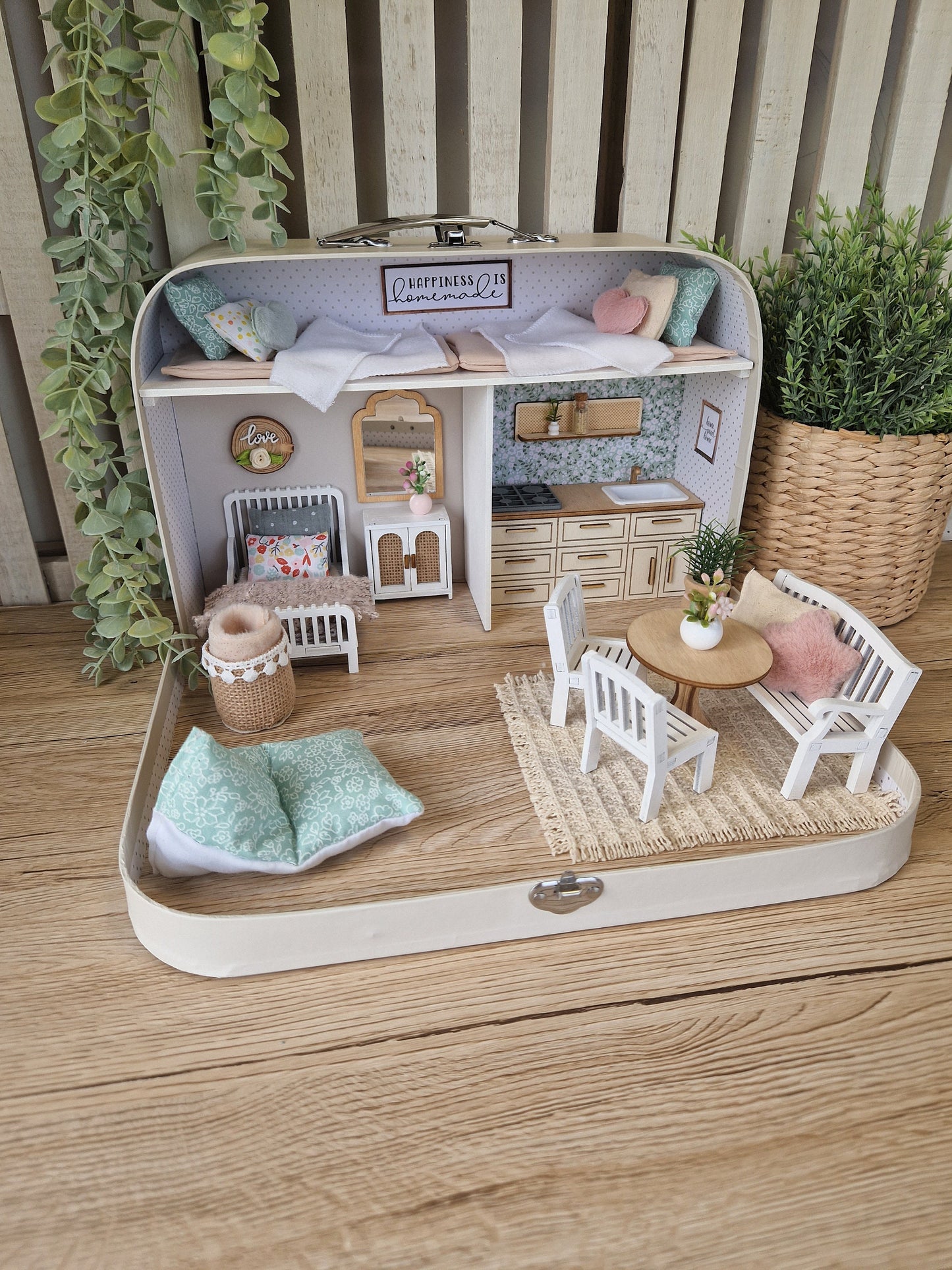 Pastellfarbenes Spielhaus – Großes Koffer-Puppenhaus