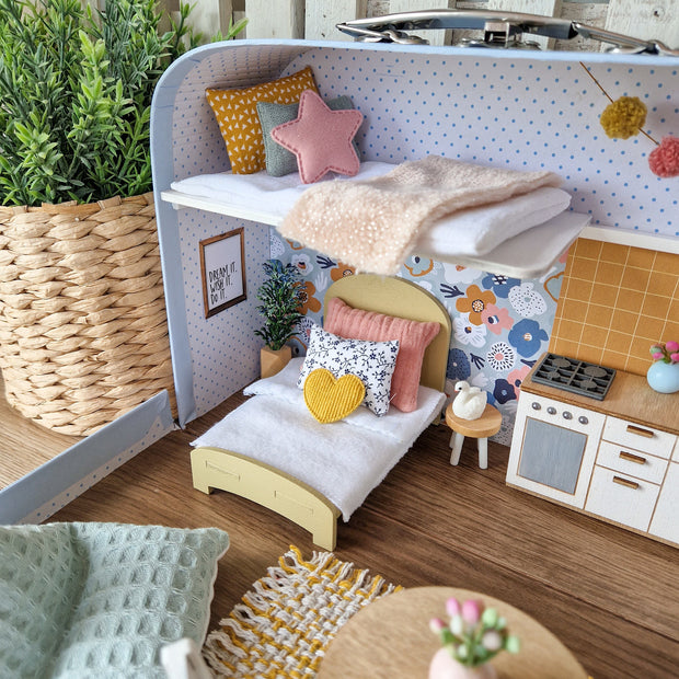 Color Pop Cottage – Puppenhaus im mittleren Kofferformat