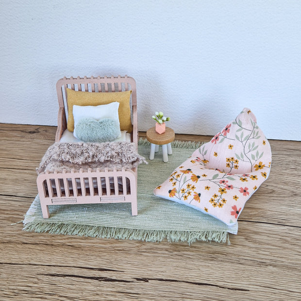 Dolhouse Miniatur-Kinderzimmermöbel im Maßstab 1:12, Cozy Blush, Miniaturbett, Sitzsack (perfekt für die Maus Maileg)