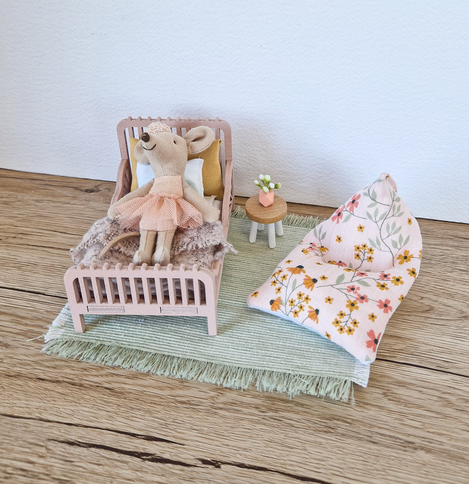 Dolhouse Miniatur-Kinderzimmermöbel im Maßstab 1:12, Cozy Blush, Miniaturbett, Sitzsack (perfekt für die Maus Maileg)