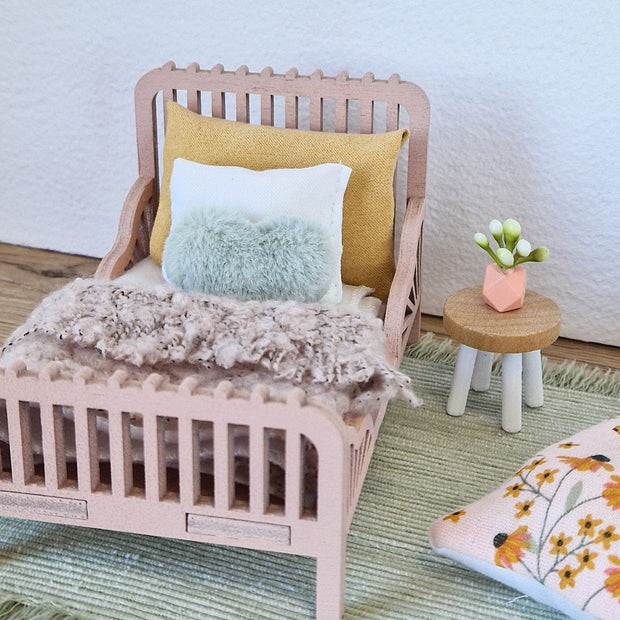 Dolhouse Miniatur-Kinderzimmermöbel im Maßstab 1:12, Cozy Blush, Miniaturbett, Sitzsack (perfekt für die Maus Maileg)