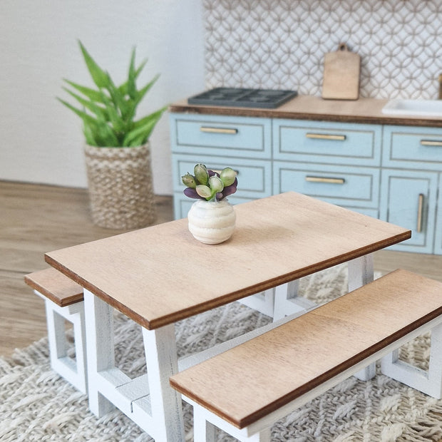 Miniatur-Essgruppe im Maßstab 1:12, Weiß und Holz, moderne Miniatur-Puppenhausmöbel (perfekt für Ikea-Puppenhäuser)