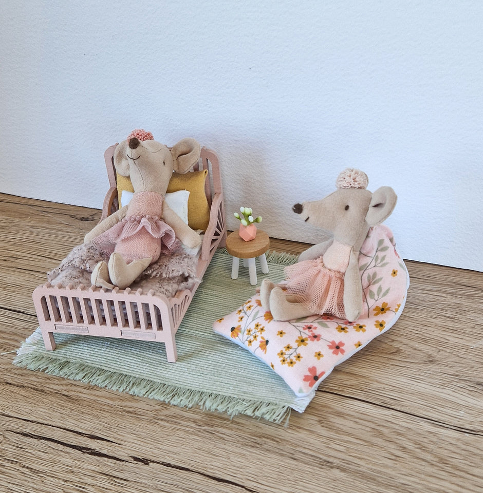 Dolhouse Miniatur-Kinderzimmermöbel im Maßstab 1:12, Cozy Blush, Miniaturbett, Sitzsack (perfekt für die Maus Maileg)